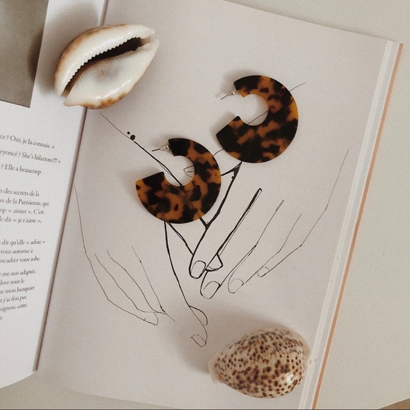 UO Style Dark Brown Tortoise Statement Earrings - Picture 5 of 8